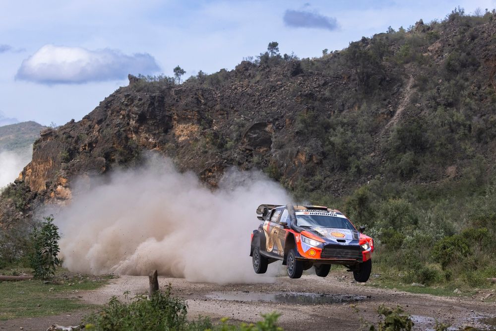 Cuaca Ekstrem Hambat Performa Evans Kuasai WRC Safari Bersama Hyundai