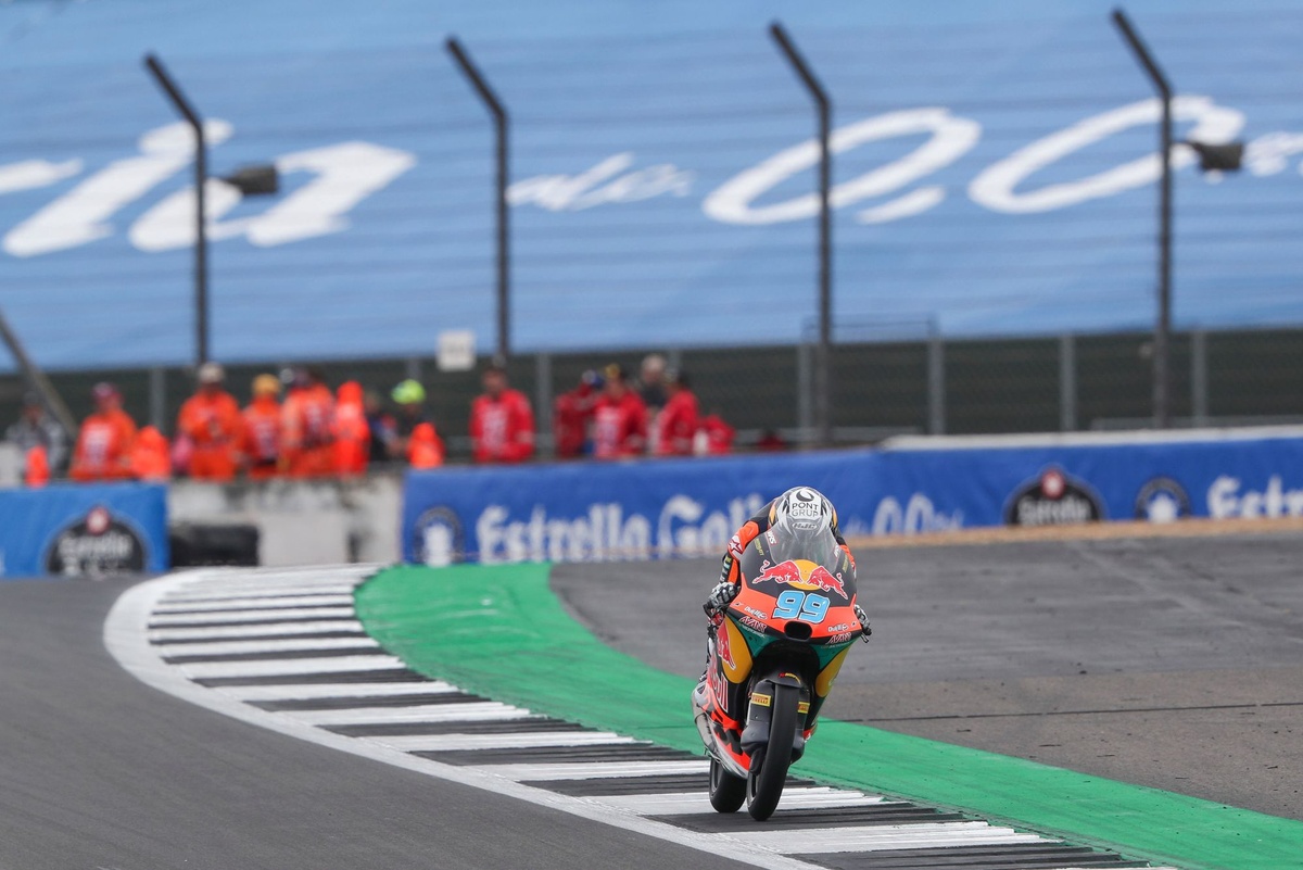 Balapan Mendebarkan Moto3 Inggris: Rueda Sukses Curi Kemenangan dari Belakang