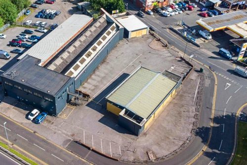 Showroom Oldham: Terjual dengan Harga Melonjak Melebihi Perkiraan