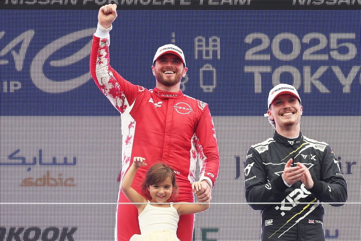 Oliver Rowland's Heartwarming Moments with His Daughter in Formula E