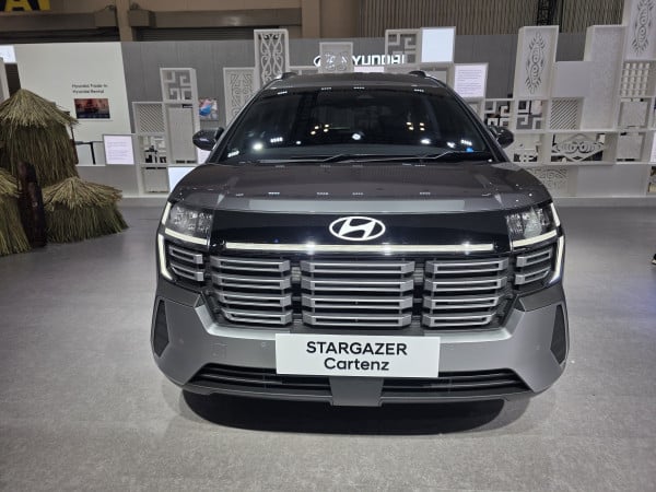 Hyundai Stargazer Showdown: Cartenz vs. Cartenz X
