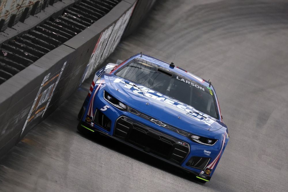 Ryan Blaney Claims Pole Position at Bristol, Ousting Tyler Reddick in Thrilling NASCAR Showdown